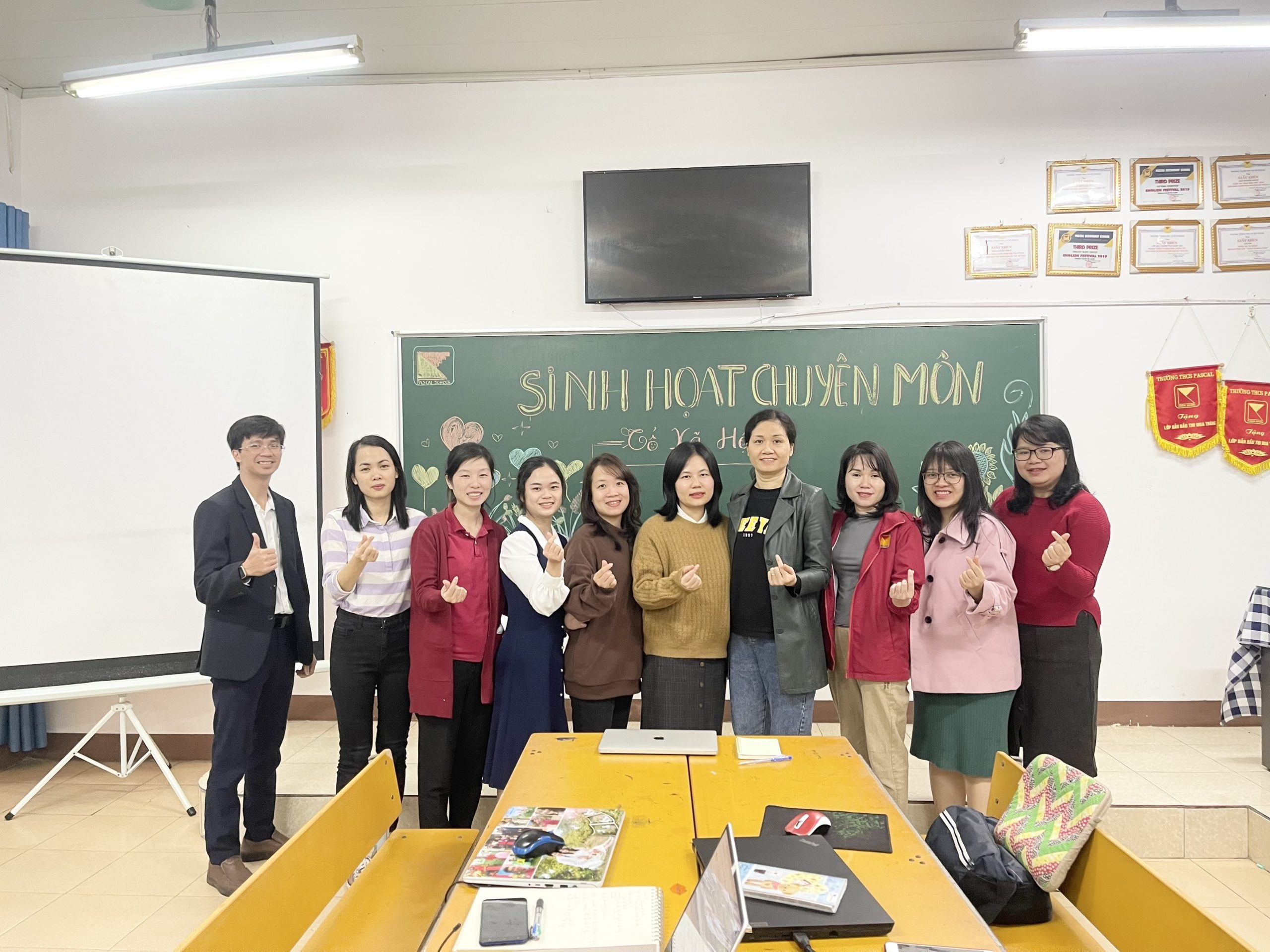 Thầy cô không chỉ là người dạy mà còn luôn nỗ lực học hỏi không ngừng