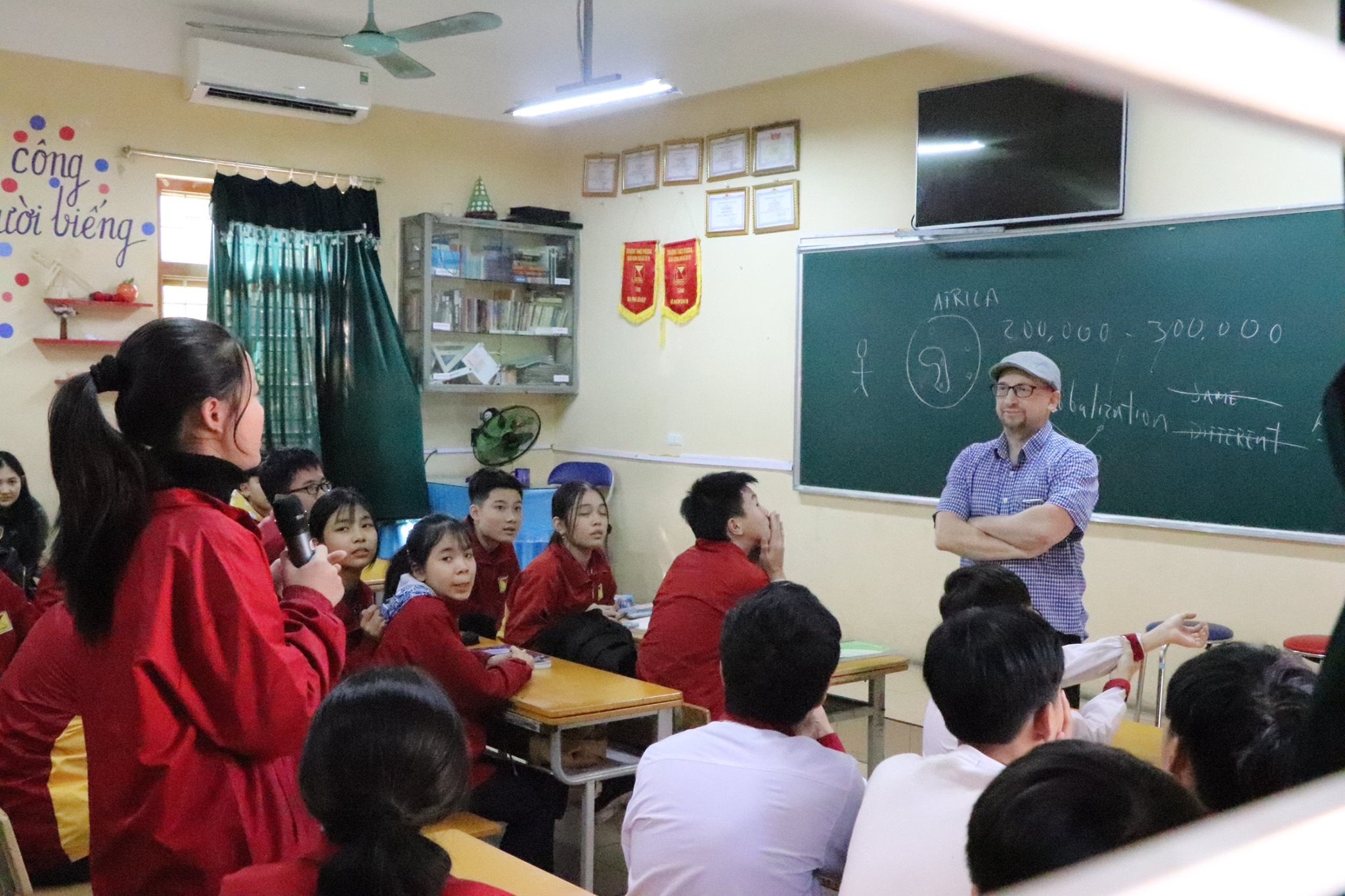 Giáo sư David Pickus nói chuyện với học sinh trường Pascal về vấn đề “Toàn cầu hóa”