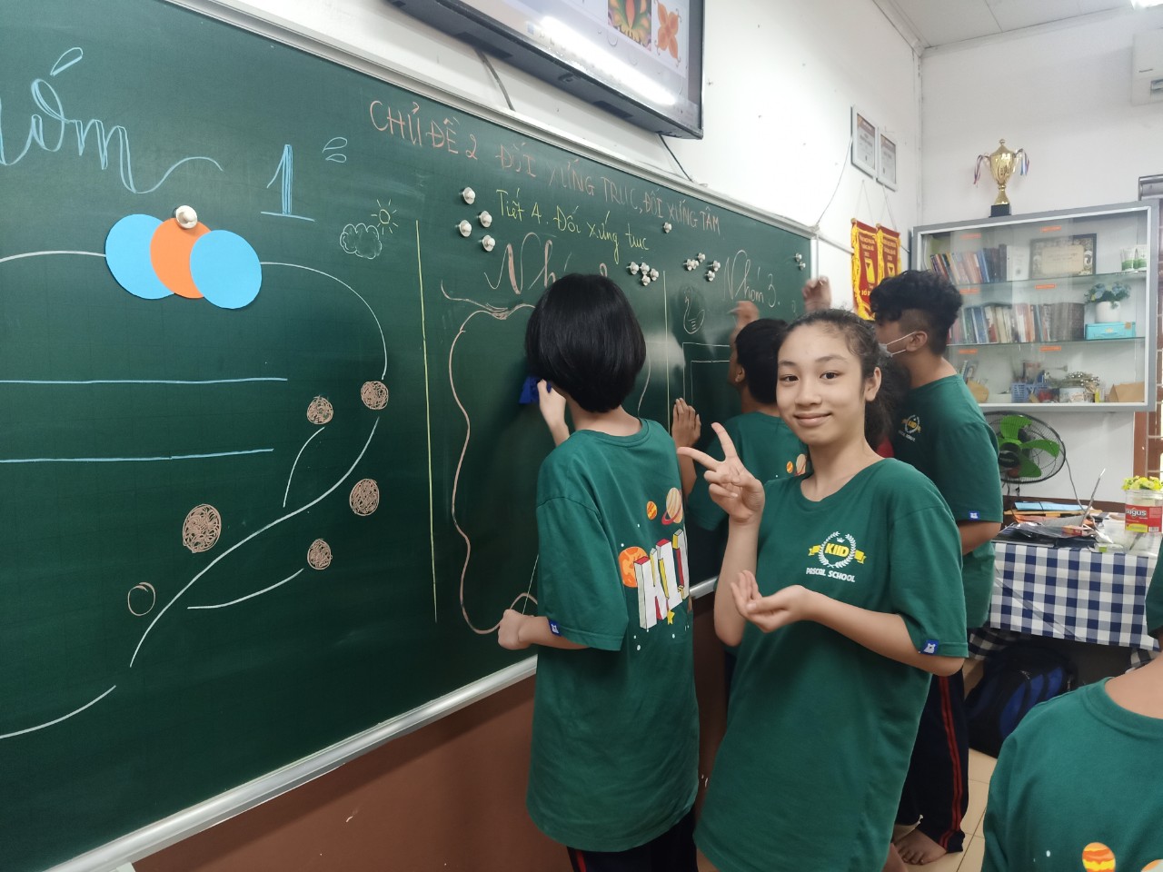 Dạy học Toán 8 qua thực hành trong chủ đề 2 “Đối xứng trục – đối xứng tâm”