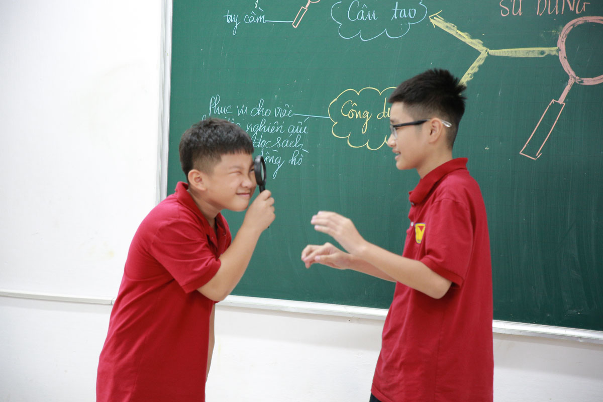 Sử dụng kính lúp cùng các bạn nhỏ Khoá 13 ở Pascal